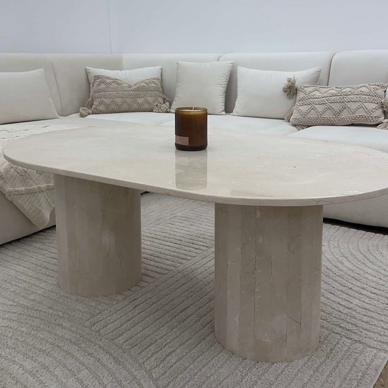 Table basse oval en marbre beige