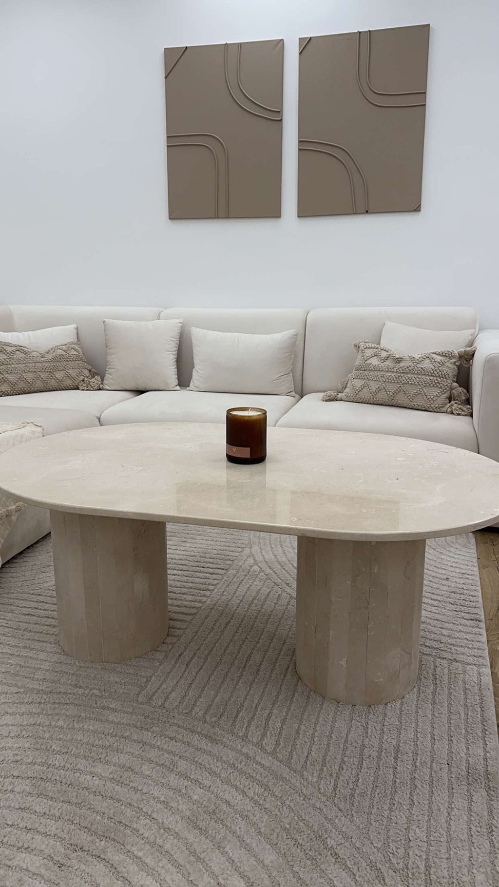 Table basse oval en marbre beige