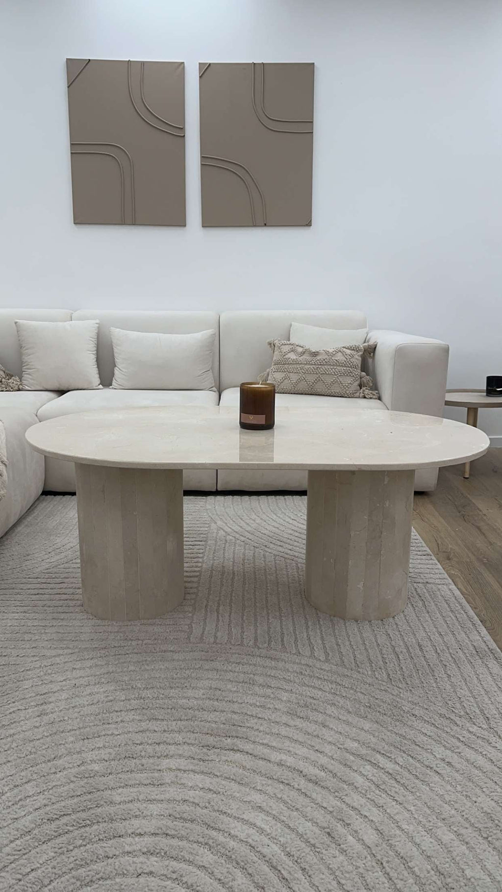 Table basse oval en marbre beige