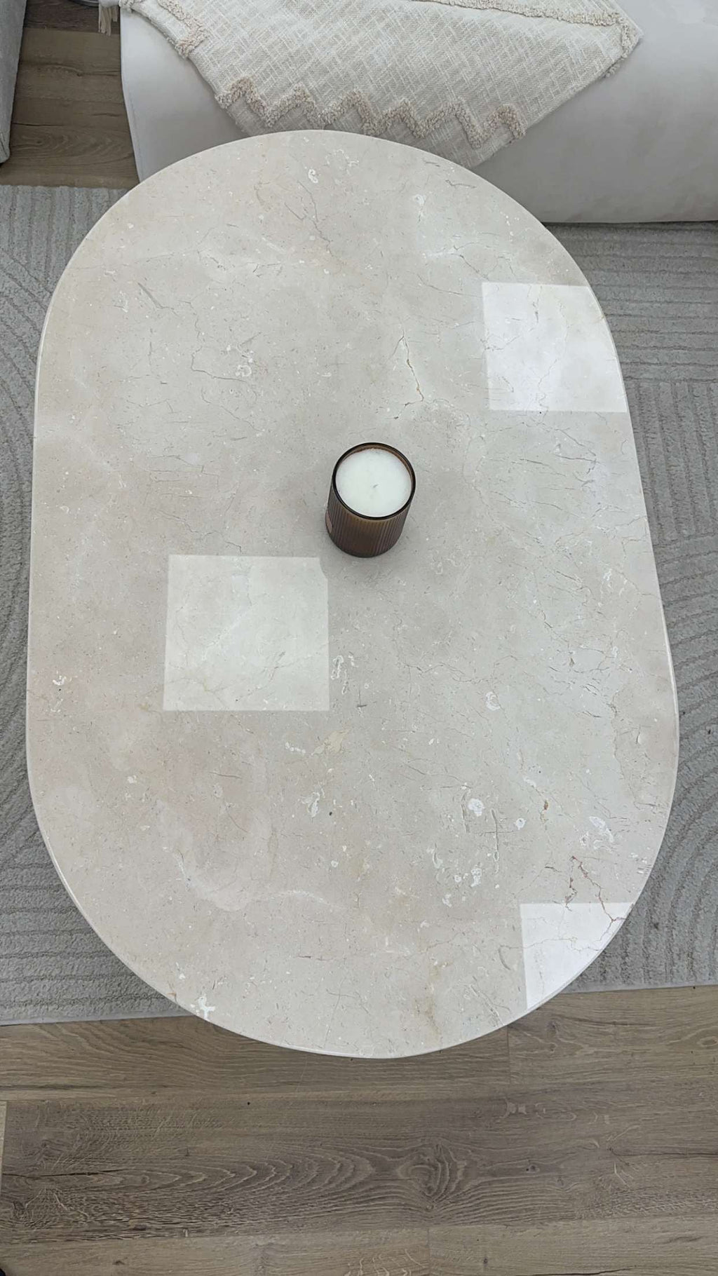 Table basse oval en marbre beige