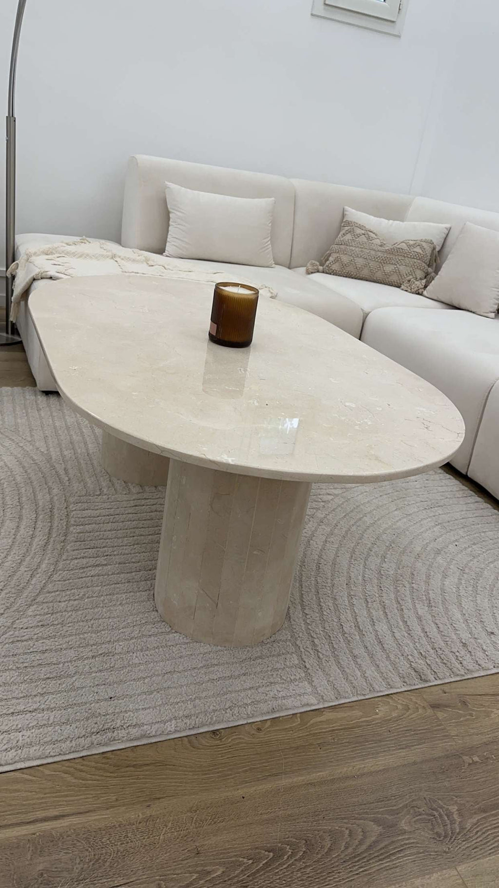 Table basse oval en marbre beige