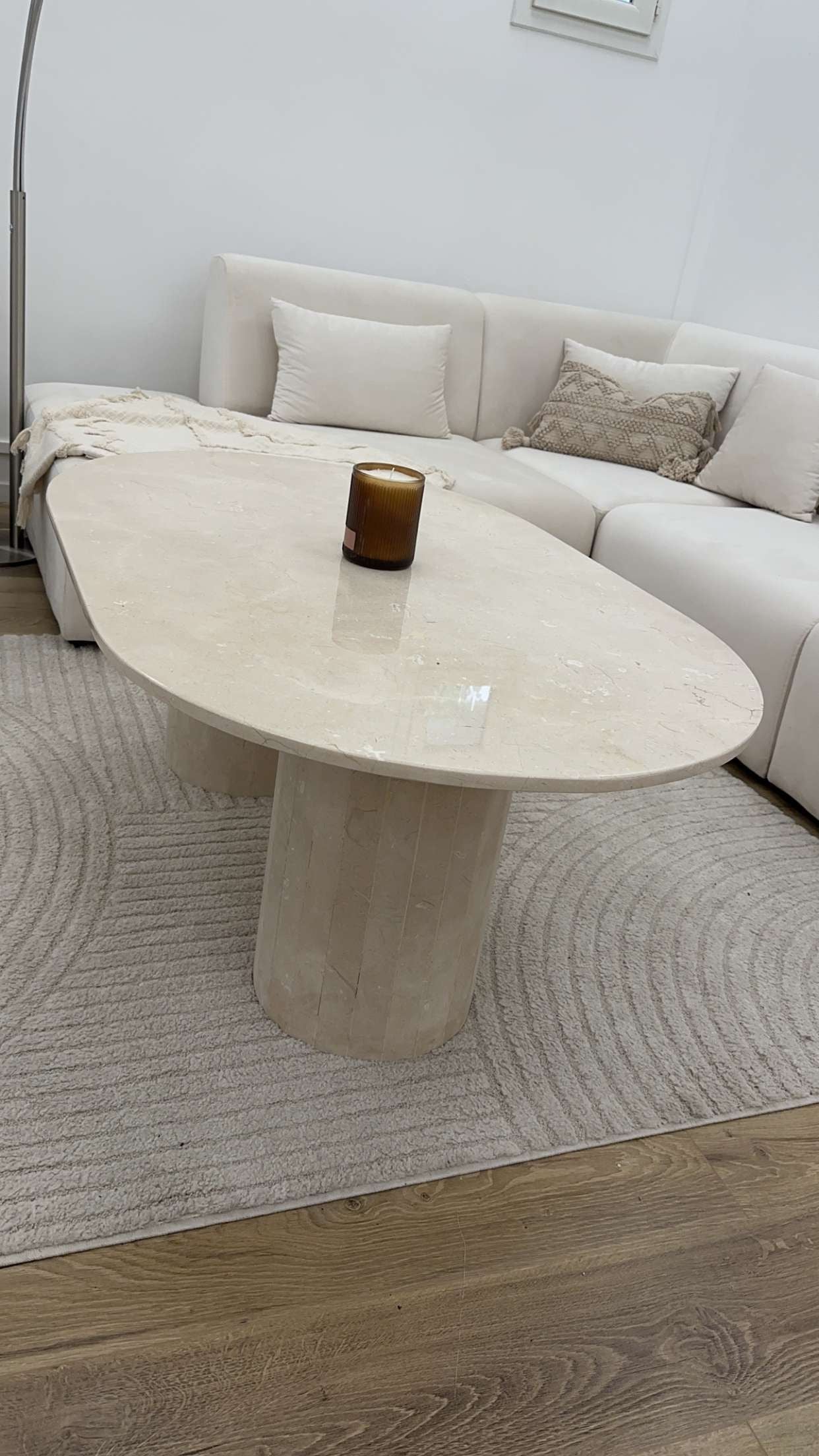 Table basse oval en marbre beige