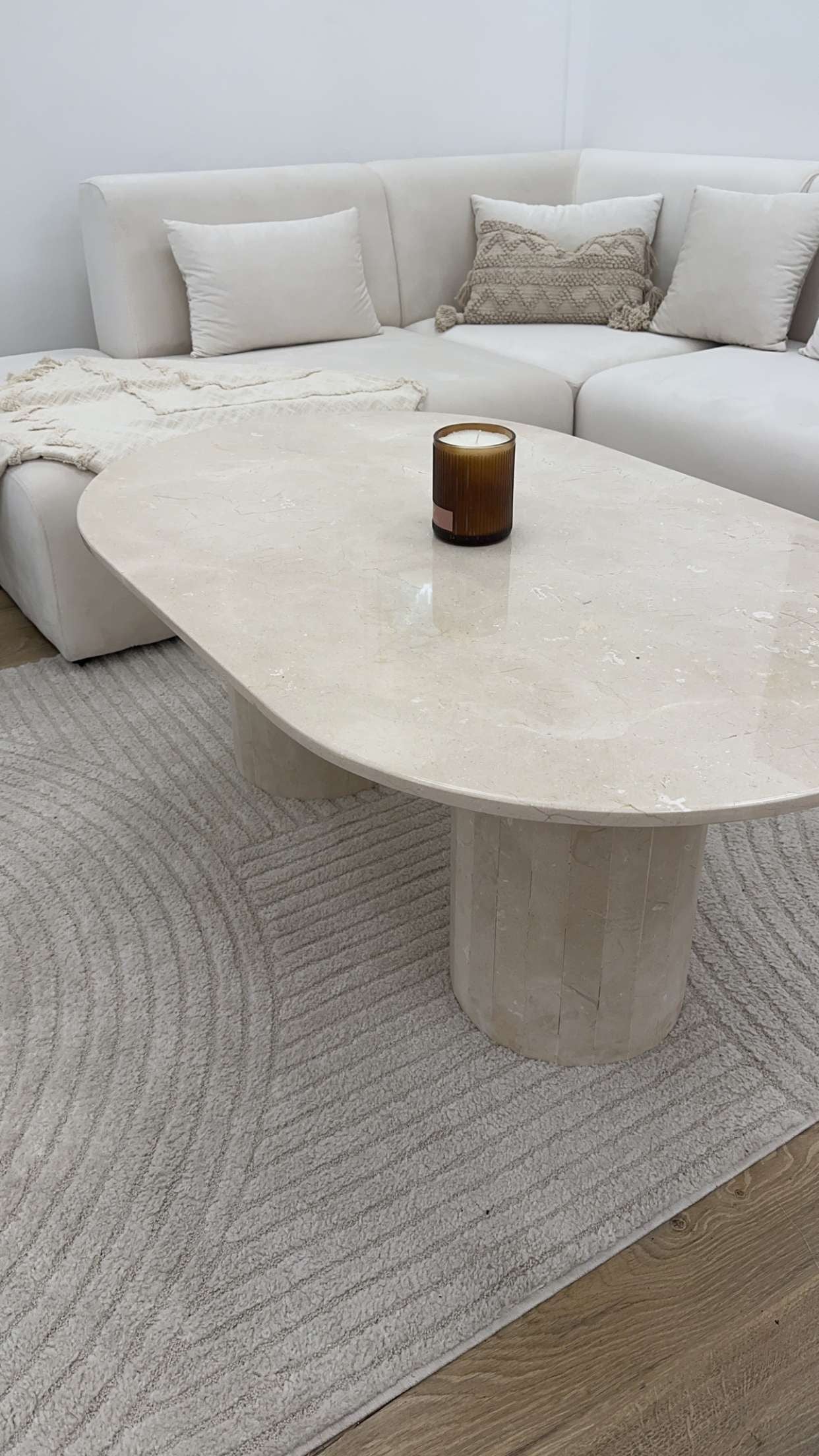 Table basse oval en marbre beige
