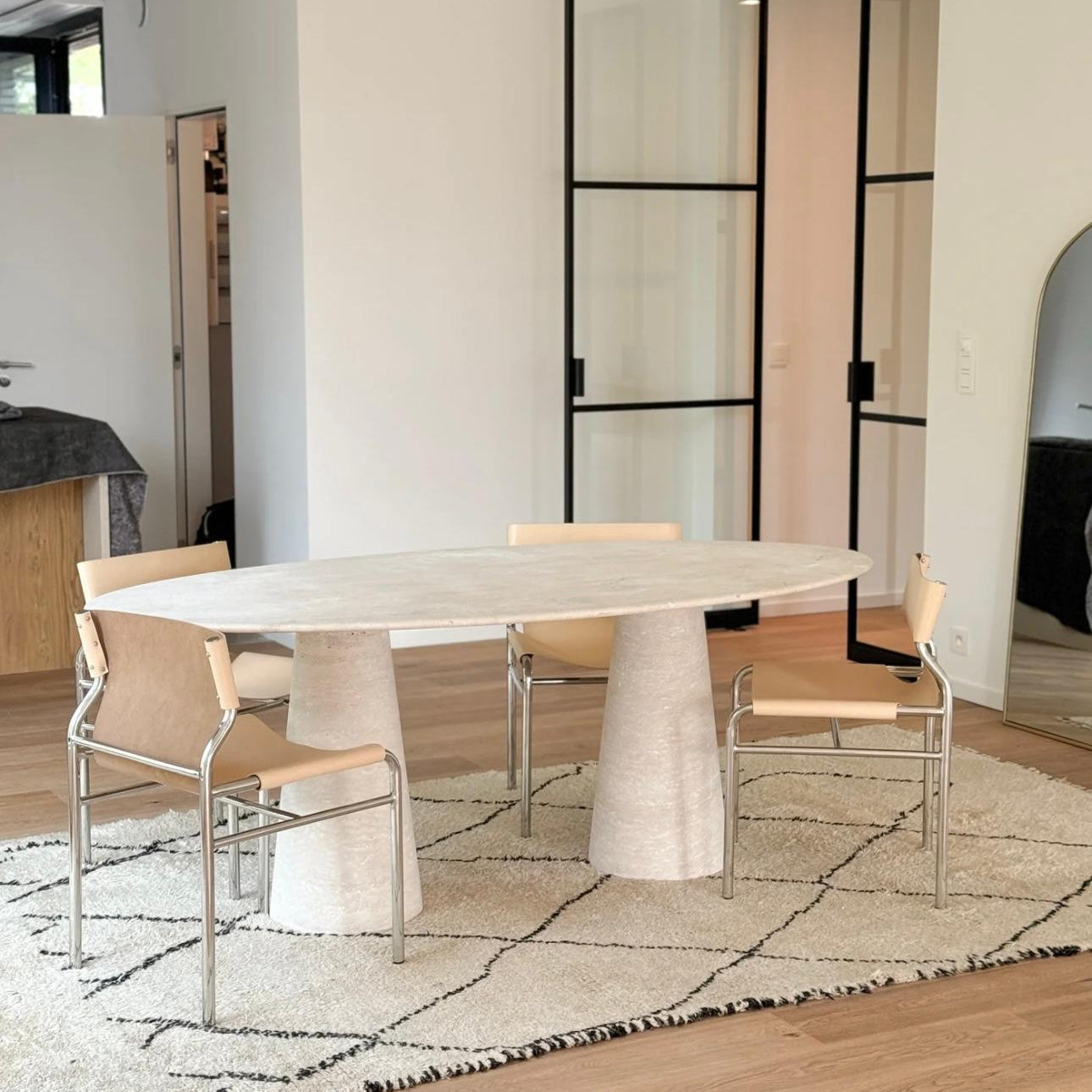 Table à manger en travertin Ovale pieds cône